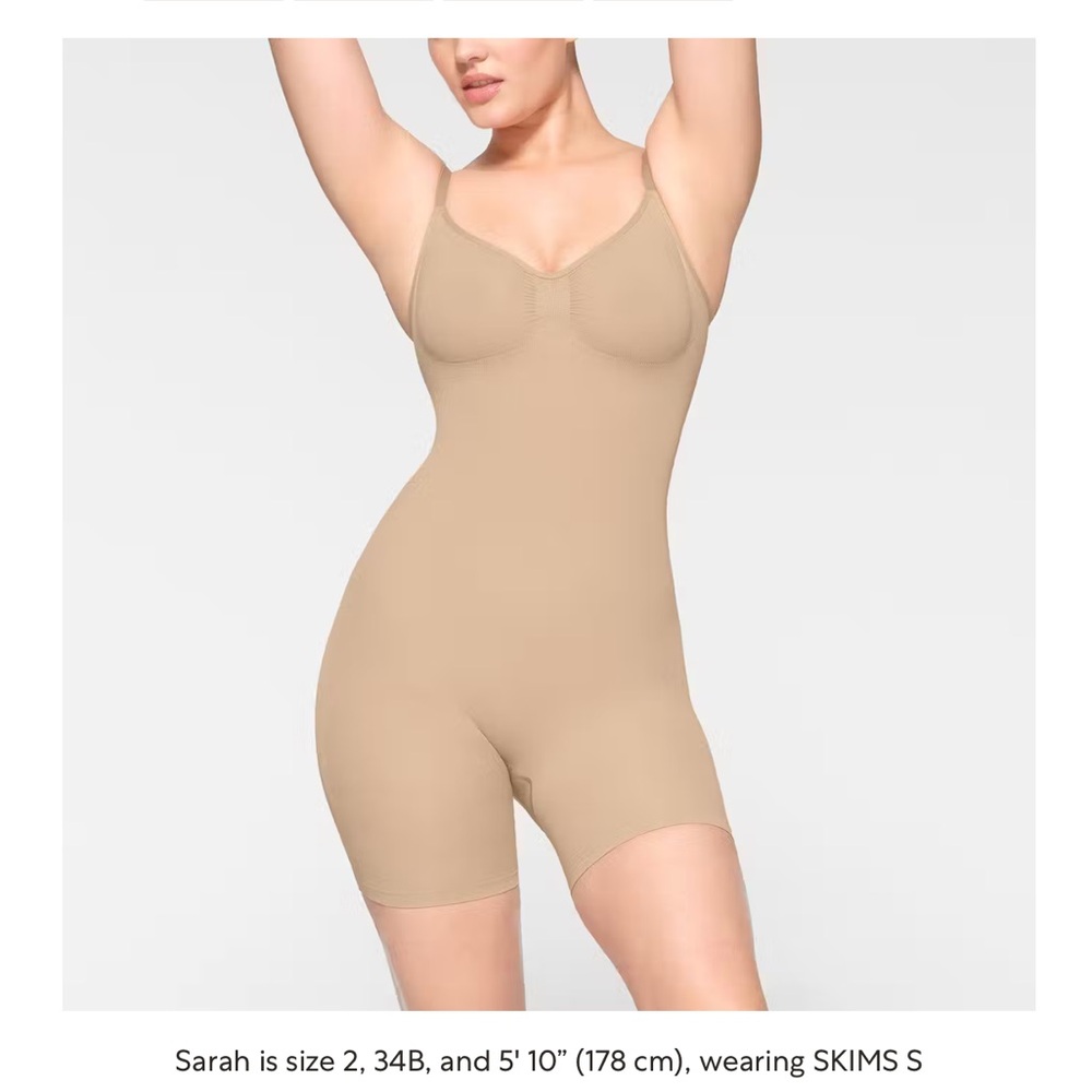 SKIMS SCULPTING BODYSUIT MID THIGH W. OPEN GUSSET | SAND